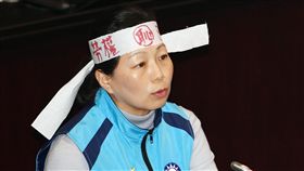 徐榛蔚頭綁布條發言國民黨立委徐榛蔚（圖）9日在立法院會，出席審議勞基法部分條文修正草案時上台發言，額頭上綁著「勞權已死」的白布條，引人矚目。中央社記者施宗暉攝　107年1月9日