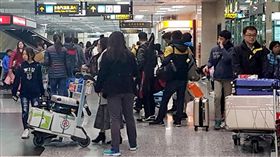 連假尾聲　澎湖馬公機場現人潮跨年元旦連假尾聲，各地出遊、返鄉民眾陸續返回工作崗位，澎湖馬公機場1日也出現人潮，有航空公司適時加班疏運，助民眾順利返台。中央社  107年1月1日