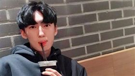 經血外漏　陌生男潑草莓牛奶化解尷尬（圖／翻攝自IG）
https://www.instagram.com/p/BYKmBhNjCCI/?taken-by=seong_hyun96