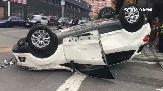 休旅車遭撞翻！5歲童坐「座椅」無傷