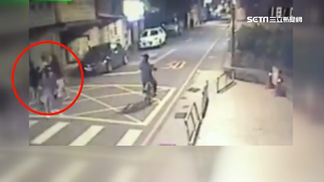 被叭以為是挑釁！3男1女當街鬥毆