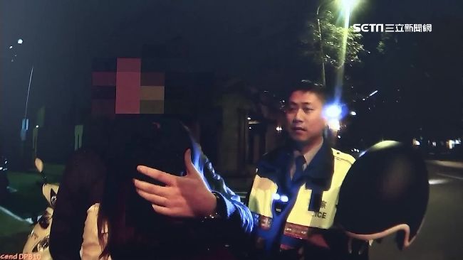 酒駕送女友回家遭逮　情侶當警面吻別