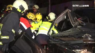 疑天雨路滑　男自撞電線桿無生命跡象
