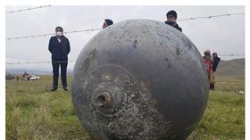 什麼東東？「3顆發光巨球」急墜地　重40公斤...祕魯人嚇壞了（圖／翻攝自Diario Correo）
