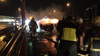 疑天雨路滑自撞分隔島　駕駛成焦屍