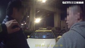 丁男開著白色引擎蓋的計程車遭警攔查，當場被起獲吸食器，同車友人卻爆料有「玩具」，警方再搜出改造手槍及子彈48發，訊後將他依槍砲及毒品罪送辦（翻攝畫面）