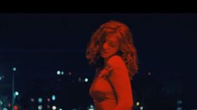 葛萊美獎近期遭批忽略女藝人，美國錄音學院主席在這方面的回應不但沒有幫助，反被視為貶低女性，數名歌手紛紛反擊，紐西蘭歌手蘿兒則是登報感謝歌迷力挺女音樂人。（圖／翻攝自YouTube《LordeVEVO》）