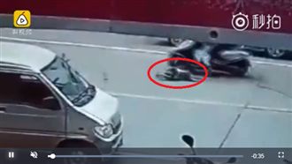 女騎士撞飛男童　竟冷眼看他掙扎爬行