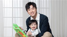 ▲江宏傑與小男孩楷楷。（圖／翻攝自江宏傑臉書）