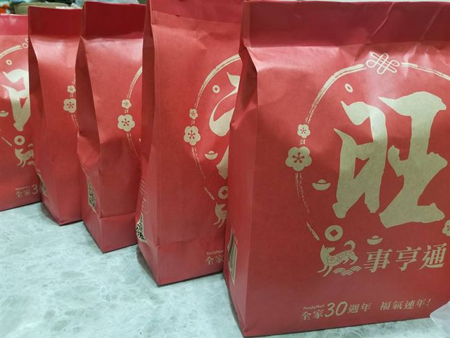 好失望！買「全家」福袋2包一模一樣