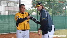 中信兄弟投手群恢復訓練。（圖／記者王怡翔攝）