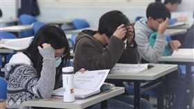 學測登場　考生溫書（2）
107學年度大學入學考試學科能力測驗26日登場，考生
在試場內溫書。
中央社記者徐肇昌攝　107年1月26日