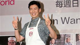 Jason Wang出席「Star World廚神當道美國版8」記者會，開心回台吃美食，滷肉飯、臭豆腐、不放過。（記者邱榮吉/攝影）
