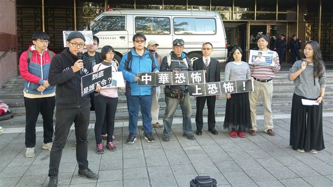 曾嗆國軍是垃圾　反管女大生遭起底