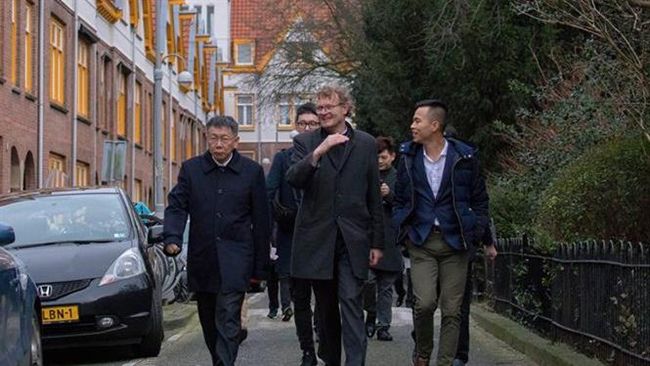 柯文哲秒寫出訪筆記　網友大讚好用心