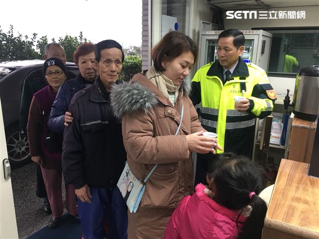 暖胃暖心！瑞芳暖警供薑茶　遊客：讚