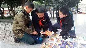 寒假作業,賣書,擺攤,白血病,輟學,大陸,重慶,小學生.南坪　圖／翻攝自微博