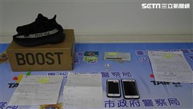 台北市1名23歲的邱姓男子，看準商機籌組詐騙集團，上網假意販售該款潮鞋，收了貨款卻沒出貨，警方循線逮捕邱男等10人，訊後依詐欺罪移送法辦（翻攝畫面）