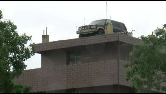 休旅車曾救人命！供寺廟屋頂成奇觀