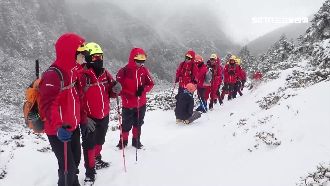 積雪30公分！消防員登雪山主峰特訓