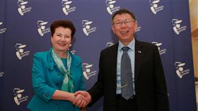 柯文哲訪華沙  受市長熱烈歡迎
台北市長柯文哲訪問波蘭首都華沙，受到市長葛羅喬維茲華茨的熱烈歡迎，這是台北1995年與華沙締結為姐妹市以來，台北市長首度訪問華沙。（台北市政府提供）
中央社記者林育立華沙傳真  107年2月2日