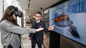 Volkswagen導入VR虛擬實境賞車服務。（圖／Volkswagen提供）