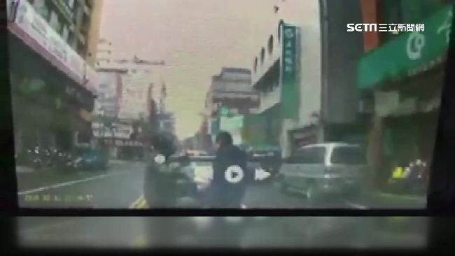「碰瓷黨」出沒？騎士突左切故意挨撞