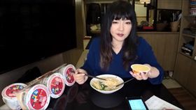 唐綺陽直播吃泡麵+布丁。(翻攝自臉書)
