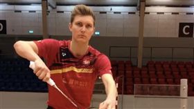 ▲世界球王Viktor Axelsen拍片對新發球規定表示抗議。（圖／翻攝自Viktor Axelsen臉書）