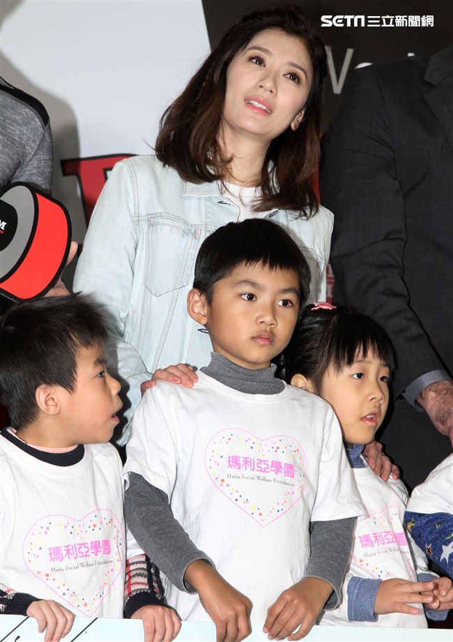 幸福媽咪賈靜雯擔任捐款嘉賓，為公益獻愛心。（記者邱榮吉/攝影）