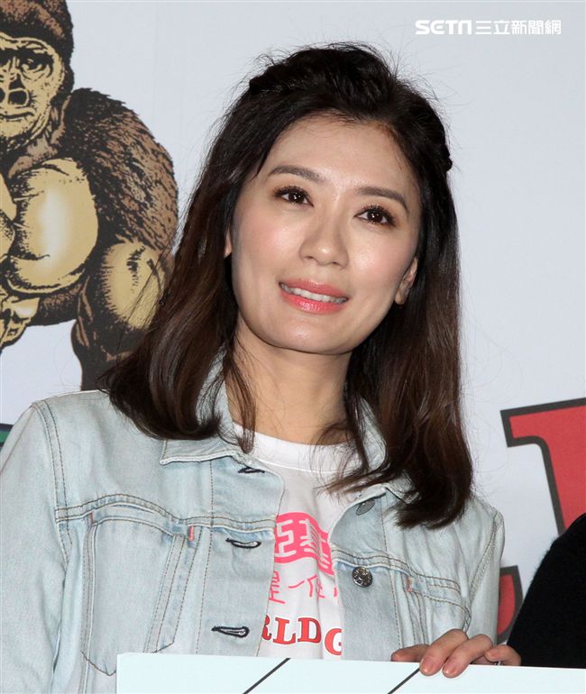 幸福媽咪賈靜雯擔任捐款嘉賓，為公益獻愛心。（記者邱榮吉/攝影）