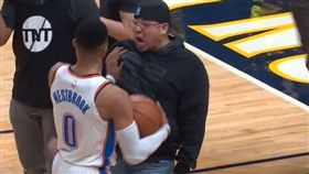 ▲Westbrook出手推球迷。（圖／取自比賽畫面）