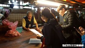 新北市八里區郊外一處地下鐵皮工廠以瀝青非法拔豬毛，台北市衛生局派員稽查結果發現，環南市場6攤商曾與北市八里地下工廠有交易。（圖／台北市衛生局提供）
