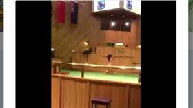 賽馬競標場,裸女 ▲圖／翻攝自Rob Waterhouse推特