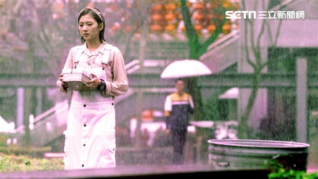 鍾承翰生日爽約？豆花妹雨中痛哭虐爆