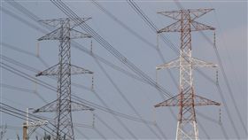 行政院提3策略解決缺電（3）行政院長賴清德8日提出解決「缺電」3大政策方向，提出非核家園、穩定供電、空污改善，並以多元創能增加供給、積極節能全民參與、靈活調度智慧儲能等3個執行策略，作為解決對策。圖為台電高壓電塔。中央社記者董俊志攝　106年11月8日