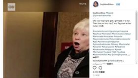 撞見碧昂絲後驚訝表情的爆紅老奶奶 ▲圖／翻攝自beybleedblue的IG