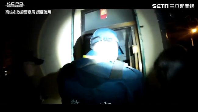 影／警心繫救人　竟一腳把紗門踹破