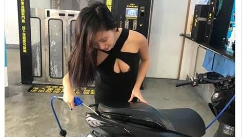她穿這款心機洗車衣工作　車友全暴動