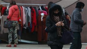 寒流發威　天冷多添衣寒流持續影響，中央氣象局預報員劉沛藤表示，11日全台乾冷，台北攝氏9.6度，是該測站入冬以來的最低溫紀錄，入夜後到12日清晨氣溫將更低，提醒民眾注意保暖。中央社記者吳家昇攝　107年1月11日