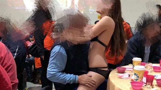 金酒尾牙超鹹濕　辣妹跨騎奶洗男員工