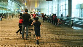 新加坡樟宜機場  旅人安靜候機免受噪音干擾寧靜機場希望把機場變成更舒適的休憩空間，新加坡樟宜機場今年元月起取消登機廣播，讓旅人候機時不再聽到惱人的噪音干擾。中央社記者黃自強新加坡攝　107年1月7日