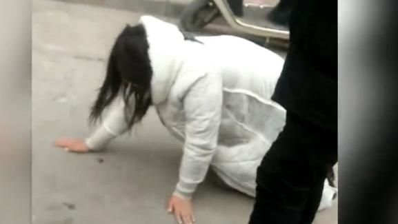 為討男友歡心　她當眾學狗爬200米
