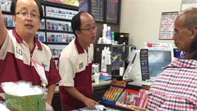 日前有網友到高雄某家便利商店時，看到2名店員長得幾乎一模一樣，疑似雙胞胎一起工作，其它網友看到後紛紛跪求該店的位置，還搞笑說「原來真的有影分身之術啊！」（圖／翻攝自爆笑公社）