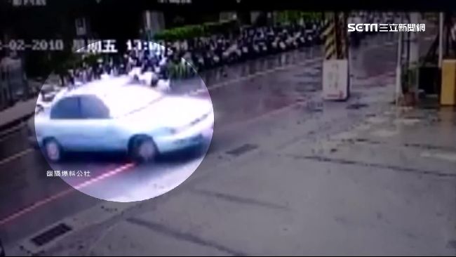 疑油門卡住　車轉360度撞整排機車