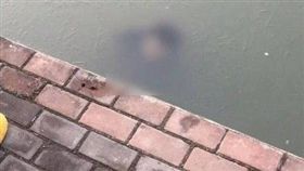 大陸江蘇無錫有一名男子與一名女疑在練車，不小心撞毀護欄，連人帶車掉落池塘。不久後，附近民眾發現一顆人頭被冰封在水裡，嚇得立刻報警處理，不幸的是，落水男子與女子被救回上岸後，都已經沒有生命跡象。（圖／翻攝自微博）