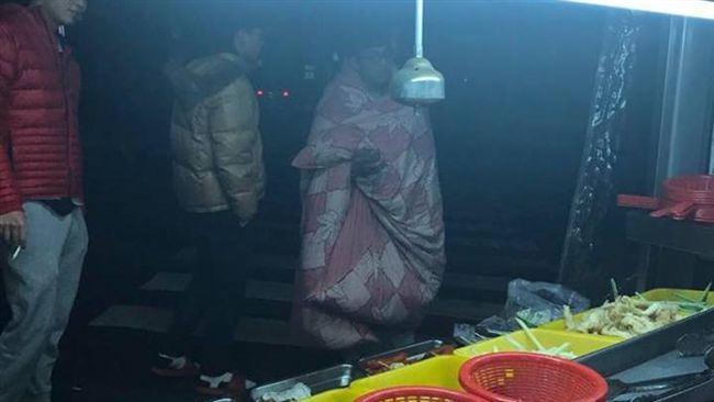 天氣太冷…男竟「裹棉被」出門買雞排