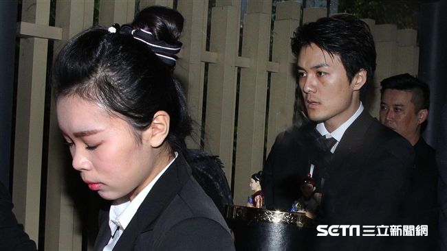 吳克群淚別母親　會場佈置夏威夷風