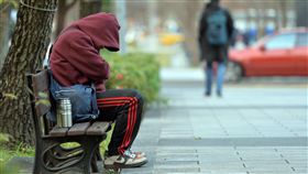 寒流將過　即將回溫（2）中央氣象局表示，13日全台氣溫仍偏低，但白天起冷空氣逐漸減弱，14日全台高溫都有機會達20度以上。中央社記者孫仲達攝　107年1月13日