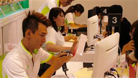 高雄亞太電信建國門市購機人潮（1）蘋果iPhone 8系列新機22日正式開賣，亞太電信高雄建國門市推出限量優惠，許多民眾在開賣首日前來搶優惠。中央社記者董俊志攝  106年9月22日